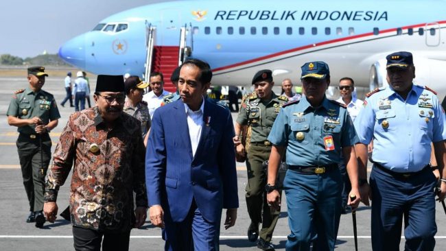 Jokowi bersama dengan Letnan Satu TNI Teddy Indra Wijaya dan Iptu Syarif Muhammad Fitriansyah.