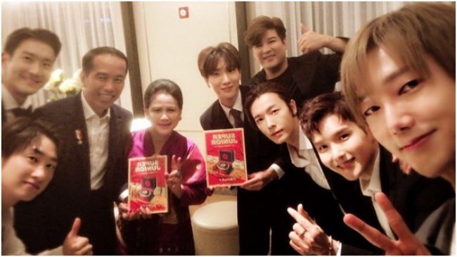 Presiden Jokowi disela-sela kunjungan kerjanya bertemu dengan personil boyband asal Korea, Super Junior